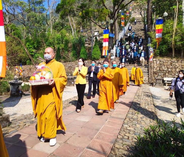 越南佛教教会广宁省分会举行祈求国泰民安的上香仪式